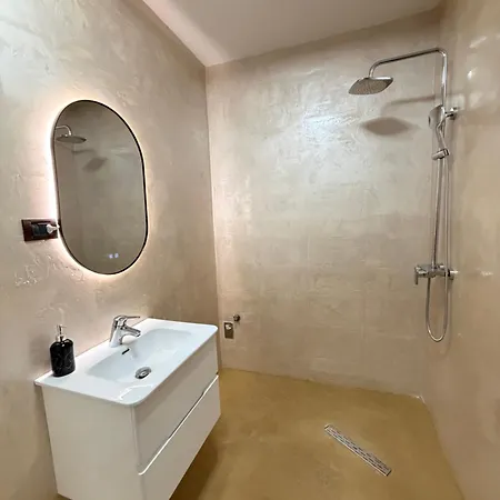 Luxury 4 Near Square 21 티라나